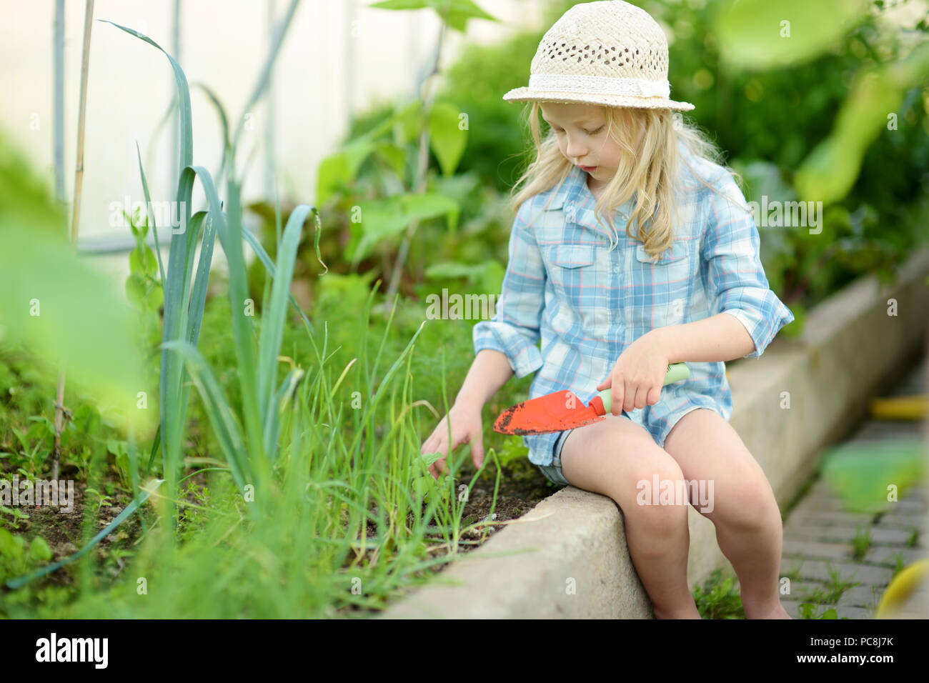 Adorable Kleine Madchen Mit Strohhut Mit Ihr Spielen Spielzeug
