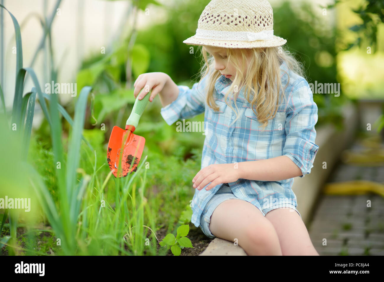 Adorable Kleine Madchen Mit Strohhut Mit Ihr Spielen Spielzeug