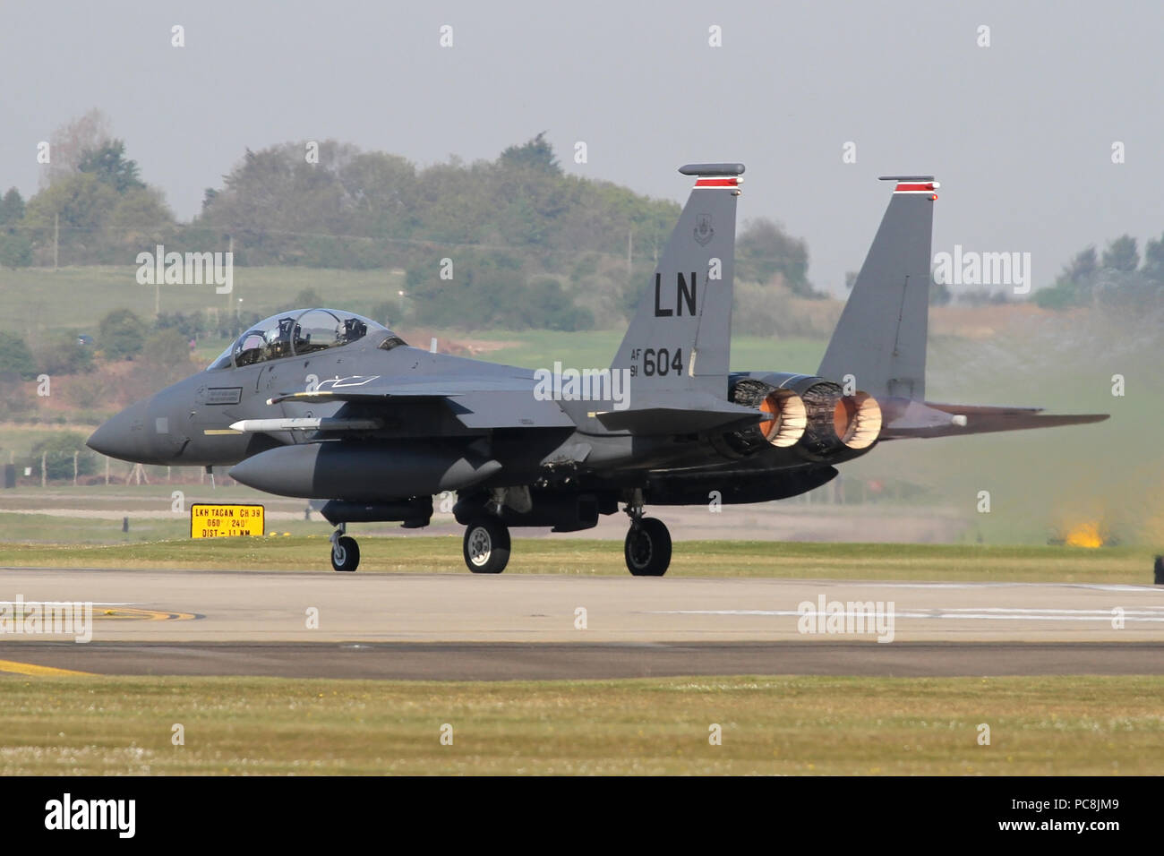 F-15E von den Bewohner 494th Fighter Squadron Stopfen in den Nachbrenner und rollt auf Piste 24 an RAF Lakenheath, Suffolk. Stockfoto