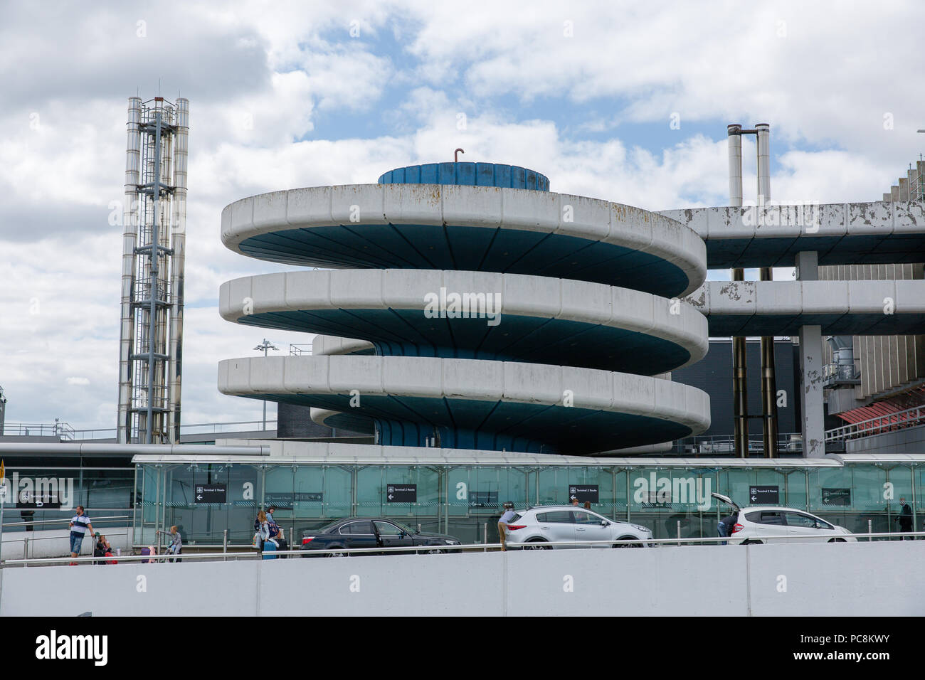 Spiralförmige Rampe ursprünglich entworfen, Parkplatz in den oberen Ebenen des Terminal 1 am Flughafen Dublin, Irland zu gelangen. Stockfoto