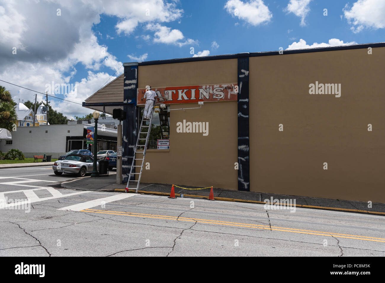 Maler auf der Leiter in Mount Dora, Florida SA Stockfoto