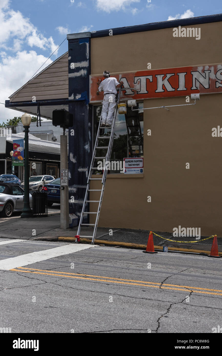 Maler auf der Leiter in Mount Dora, Florida SA Stockfoto