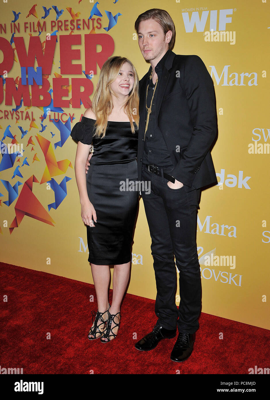 Chloe Grace Moretz und Bruder Trevor an den Frauen im Film - 2012 Crystal - Lucy Awards im Beverly Hilton Hotel in Los Angeles. Chloe Grace Moretz und Bruder Trevor - - - - - - - - - - - - - Red Carpet Event, Vertikal, USA, Filmindustrie, Prominente, Fotografie, Bestof, Kunst, Kultur und Unterhaltung, Topix Prominente Fashion/Vertikal, Besten, Event in Hollywood Leben - Kalifornien, Roter Teppich und backstage, USA, Film, Stars, Film Stars, TV Stars, Musik, Promis, Fotografie, Bestof, Kunst, Kultur und Unterhaltung, Topix, Vertikal, Familie vom Jahr, Stockfoto