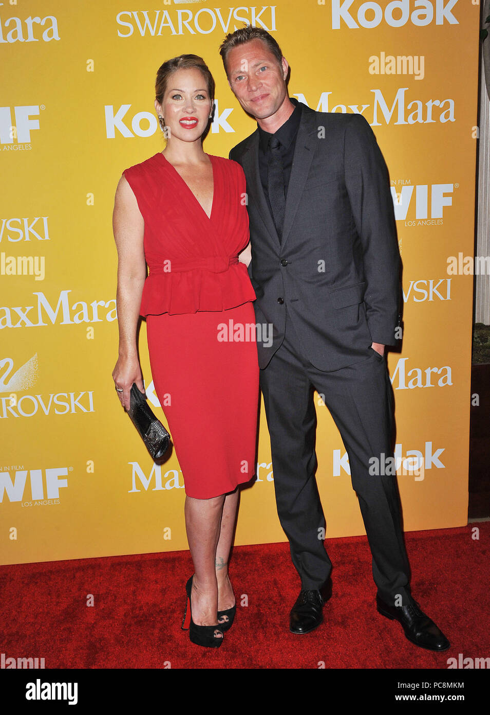 QChristina Applegate und Martyn Lenoble an den Frauen im Film - 2012 Crystal - Lucy Awards im Beverly Hilton Hotel in Los Angeles. Christina Applegate und Martyn Lenoble - - - - - - - - - - - - - Red Carpet Event, Vertikal, USA, Filmindustrie, Prominente, Fotografie, Bestof, Kunst, Kultur und Unterhaltung, Topix Prominente Fashion/Vertikal, Besten, Event in Hollywood Leben - Kalifornien, Roter Teppich und backstage, USA, Film, Stars, Film Stars, TV Stars, Musik, Promis, Fotografie, Bestof, Kunst, Kultur und Unterhaltung, Topix, Vertikal, Familie aus aus dem Ja Stockfoto