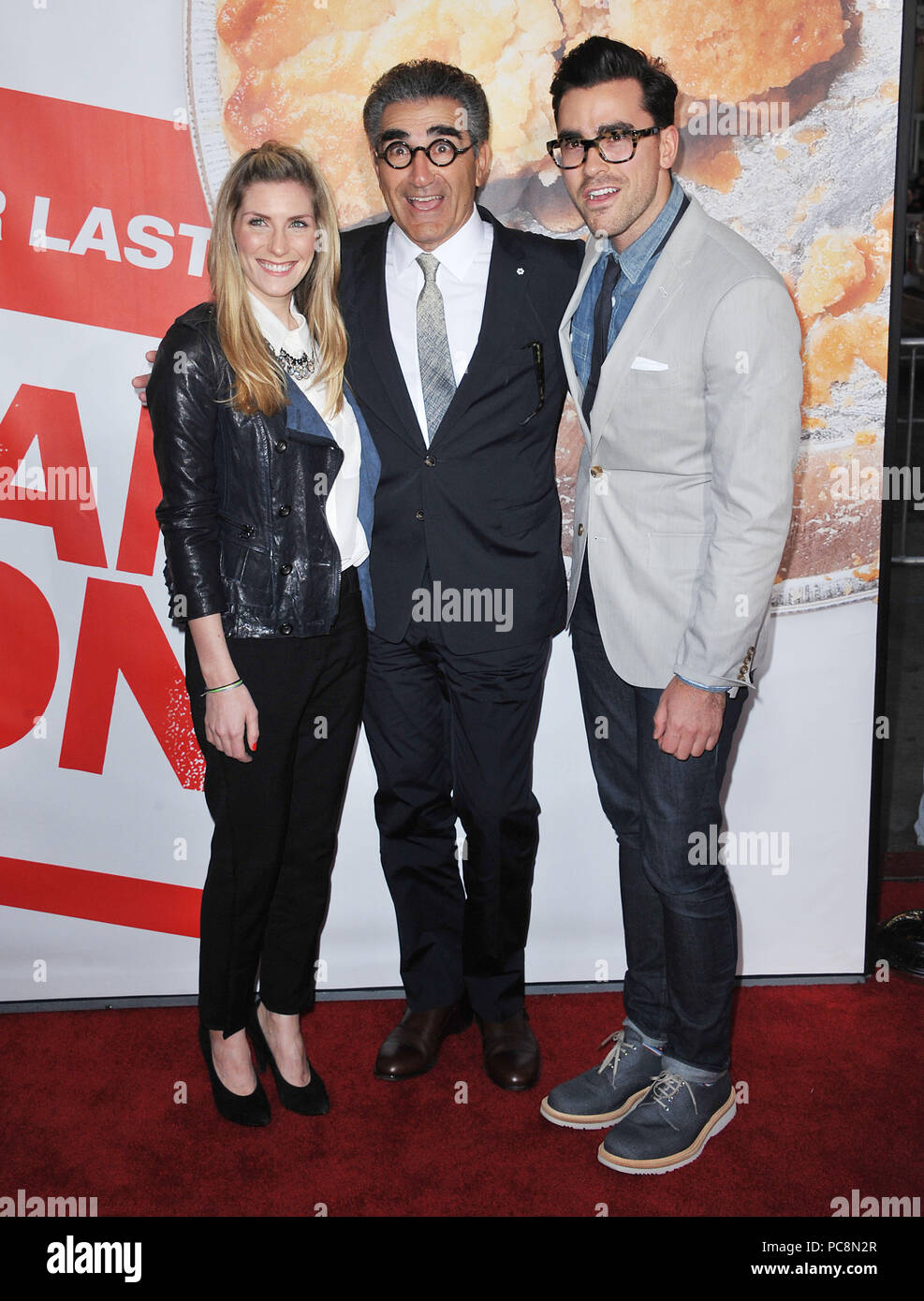 Eugene Levy und Familie an der Amerikanischen Reunion Premiere auf der Chinese Theatre in Los Angeles. Eugene Levy und Familie - - - - - - - - - - - - - Red Carpet Event, Vertikal, USA, Filmindustrie, Prominente, Fotografie, Bestof, Kunst, Kultur und Unterhaltung, Topix Prominente Fashion/Vertikal, Besten, Event in Hollywood Leben - Kalifornien, Roter Teppich und backstage, USA, Film, Stars, Film Stars, TV Stars, Musik, Promis, Fotografie, Bestof, Kunst, Kultur und Unterhaltung, Topix, Vertikal, Familie von aus dem Jahr 2012, Anfrage tsuni@Gamma-USA.com Mann und Frau Stockfoto