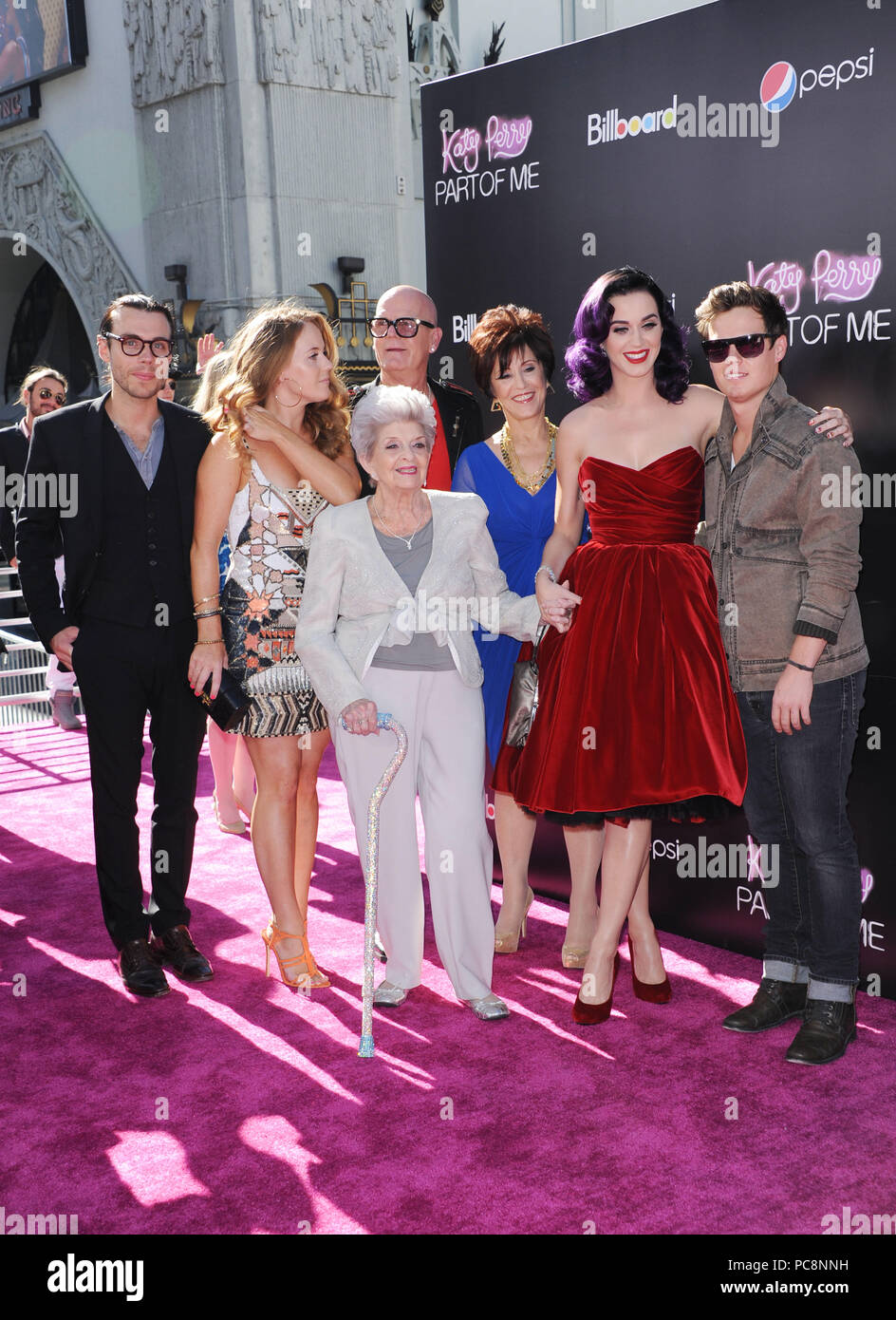 træt af Hubert Hudson Do Katy Perry und Familie an Katy Perry Teil Von Mir Premiere auf der Chinese  Theatre in Los Angeles. Katy Perry und ihre Familie 08 - - - - - - - - - -  - - -
