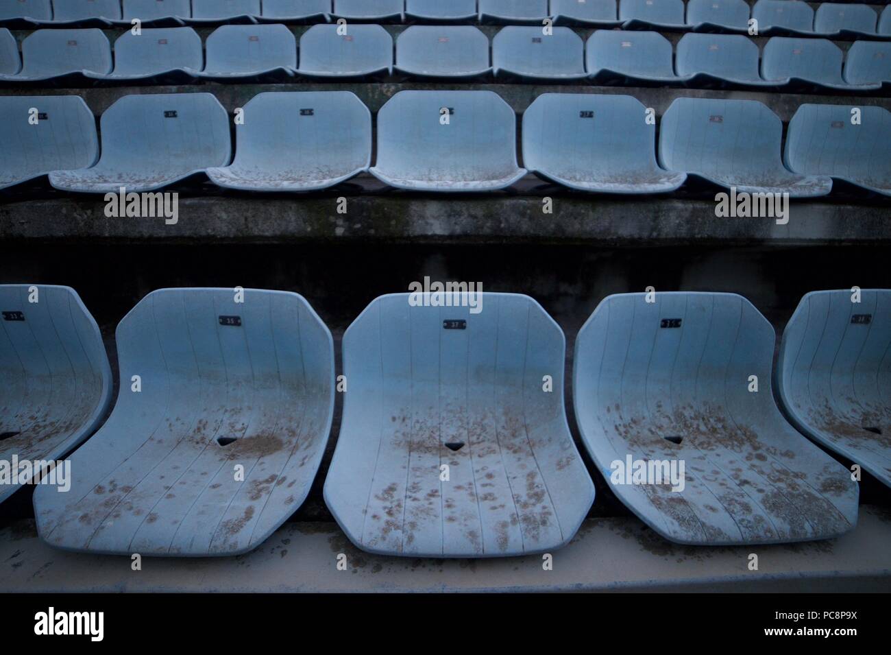 Die Stufen der Stadium Seating innerhalb des verlassenen Stadio Flaminio, einem verlassenen Olympiastadion für Fußball, Rugby und als Veranstaltungsort genutzt. Stockfoto