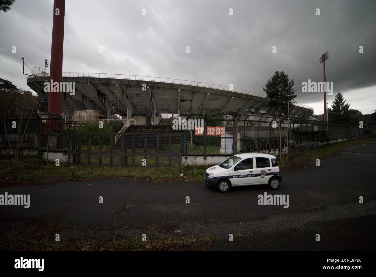 Polizei außerhalb der verlassenen Stadio Flaminio, Rom, die verlassenen Olympischen Fußball-Stadion. Polizia fuori dallo Stadio Flaminio, Roma. Stockfoto