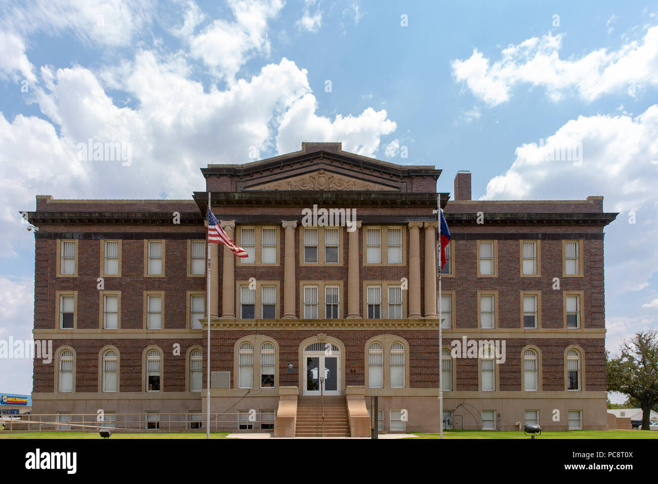 Die historische County Courthouse 1913 Mühlen in Goldthwaite Texas ist Klassische Revival Stil. Stockfoto
