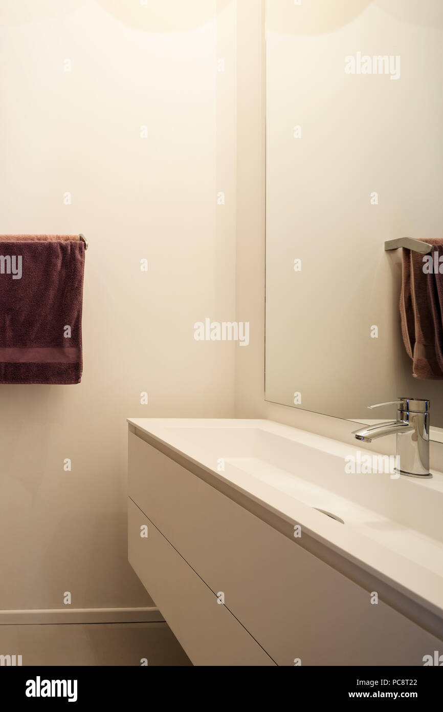 Waschbecken und Spiegel der Ein modernes Bad, Detail Stockfoto