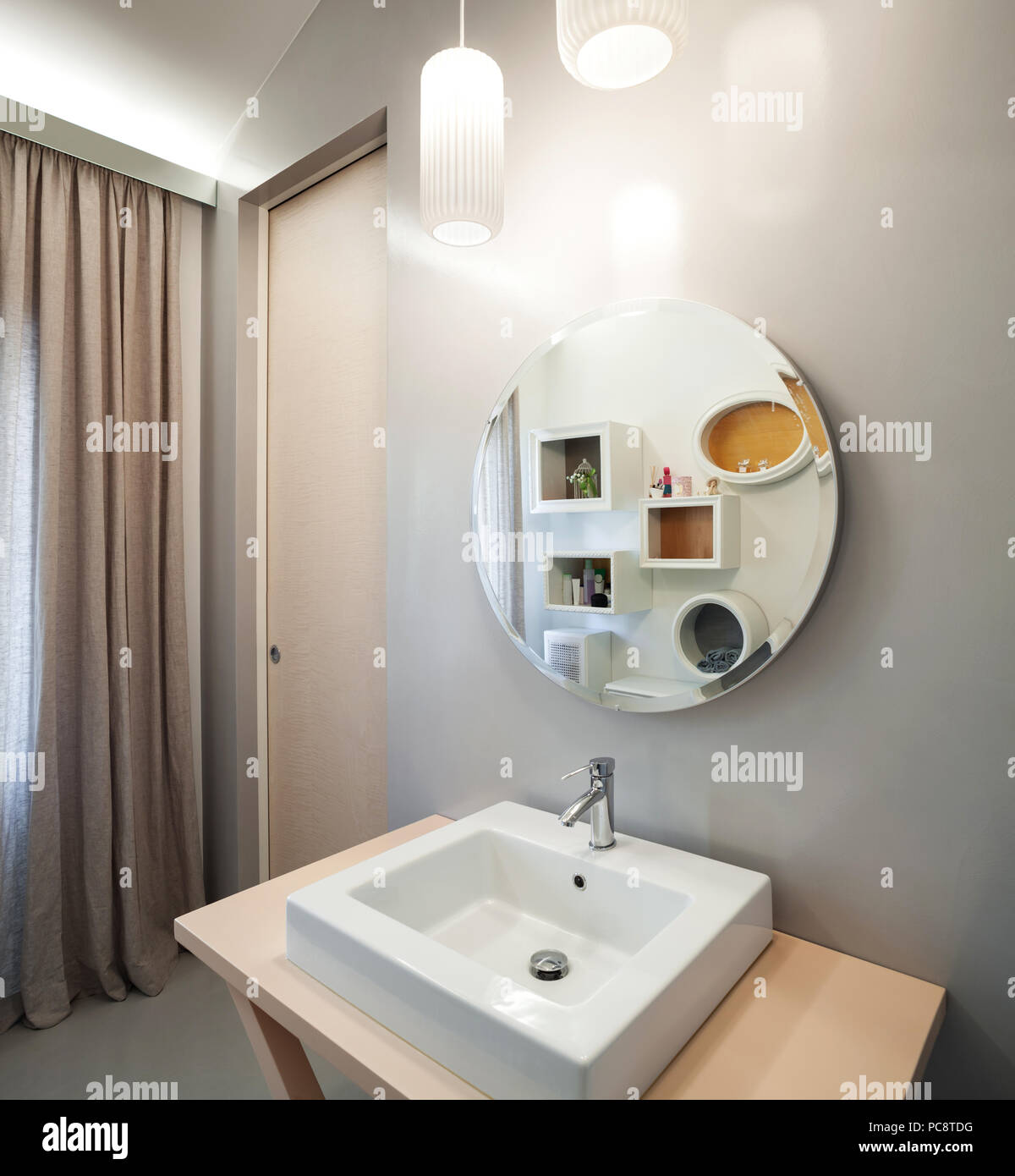 Luxus Apartment, modernes Badezimmer mit runder Spiegel Stockfoto