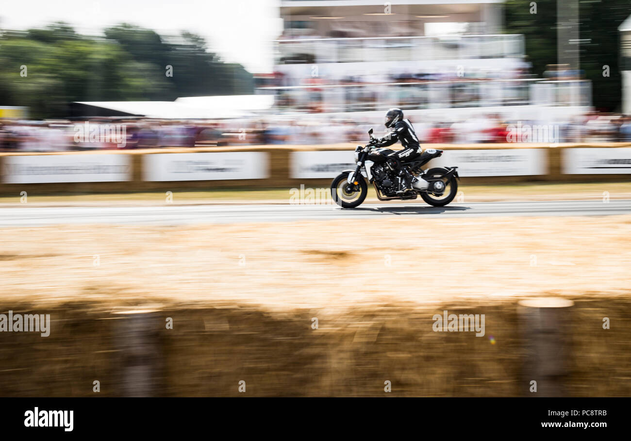 Ein Motorrad Rennen bis die Bergrennen am Goodwood Festival der Geschwindigkeit 2018. Stockfoto