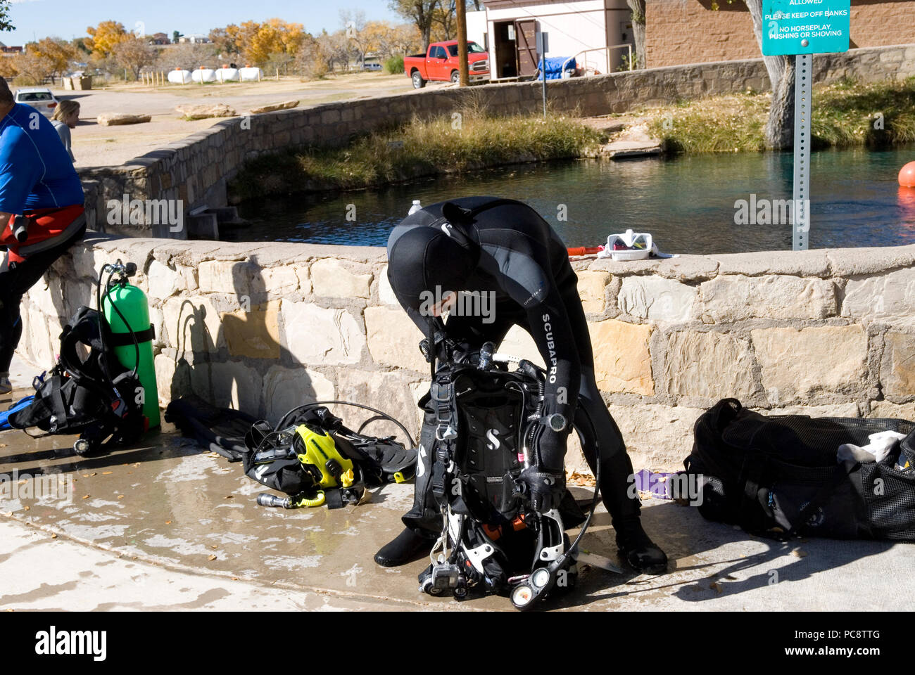 Scuba Diver bereitet Gang bei Blue Hole, Santa Rosa California USA Stockfoto