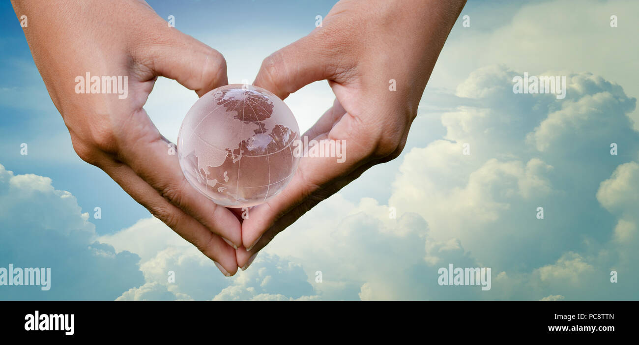 Hand Herz der Erde Himmel sparen Umwelt Tag der Erde 22 April Stockfoto