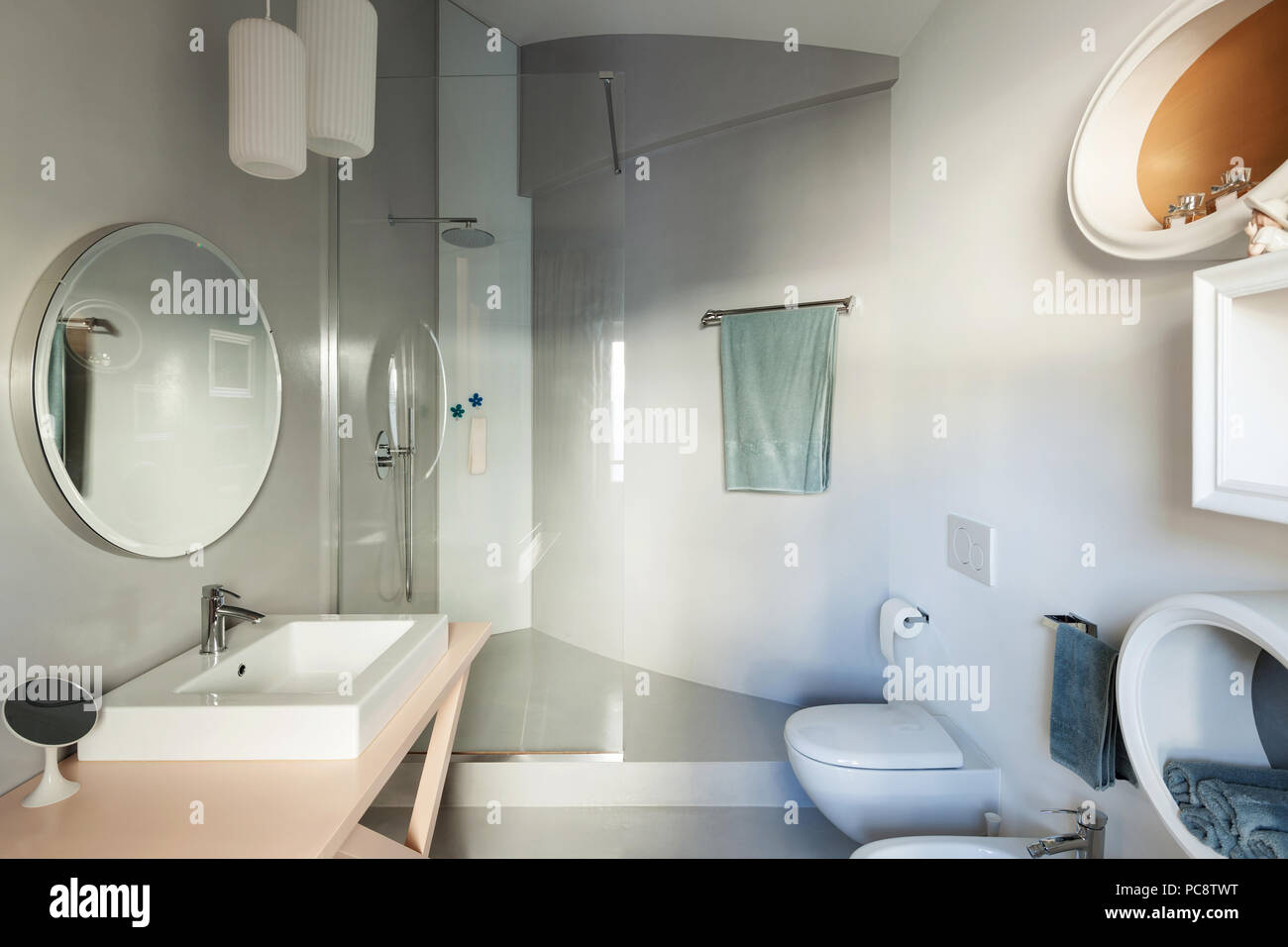Luxus Apartment, modernes Badezimmer mit Estrich Stockfoto