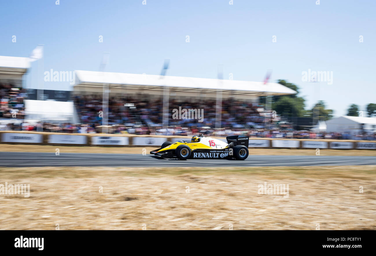 Ein Renault Formel-1-Auto Geschwindigkeiten Vergangenheit eine Tribüne auf dem hillclimb Am Goodwood Festival der Geschwindigkeit 2018. Stockfoto