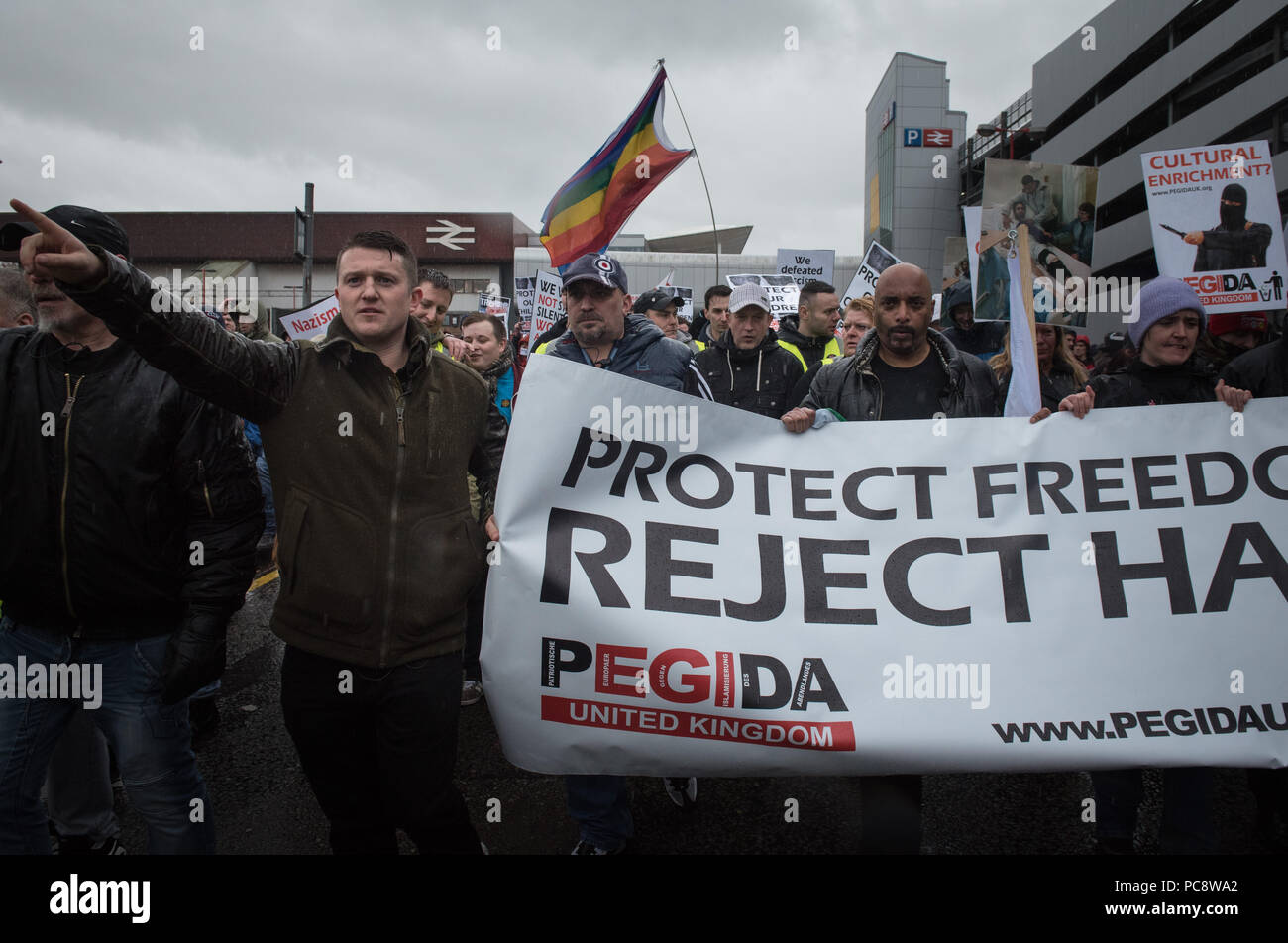 Internationalen Bahnhof Birmingham, Birmingham, Großbritannien. 6. Februar, 2016. Ehemalige EDL leader Tommy Robinson zusammen mit bis zu 250 Hunderte suppor Stockfoto