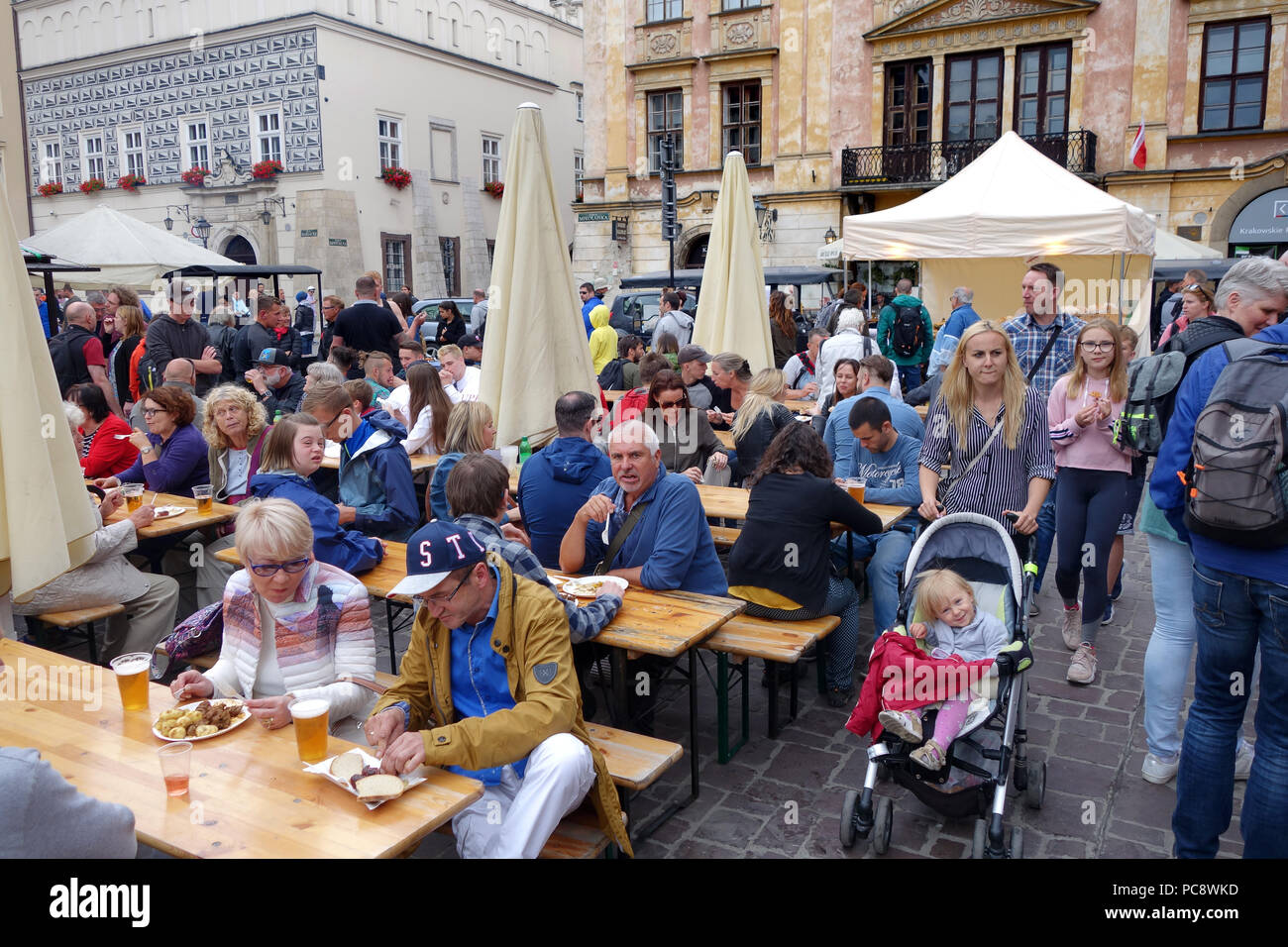 Menschen, die Touristen essen außerhalb Restaurant Krakau Polen Stockfoto