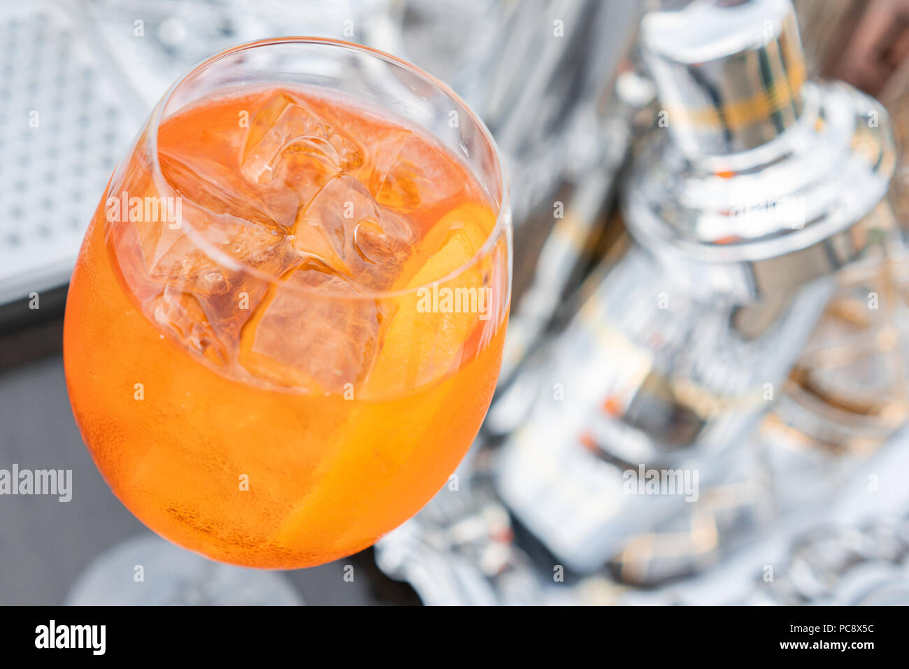 Cocktail shaker an der bar Fotos und Bildmaterial in hoher Auflösung