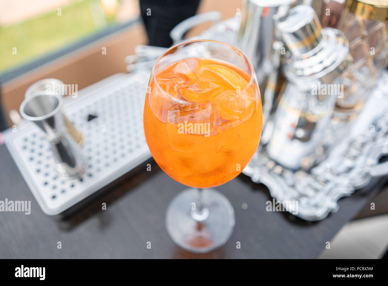 Cocktail shaker an der bar Fotos und Bildmaterial in hoher Auflösung