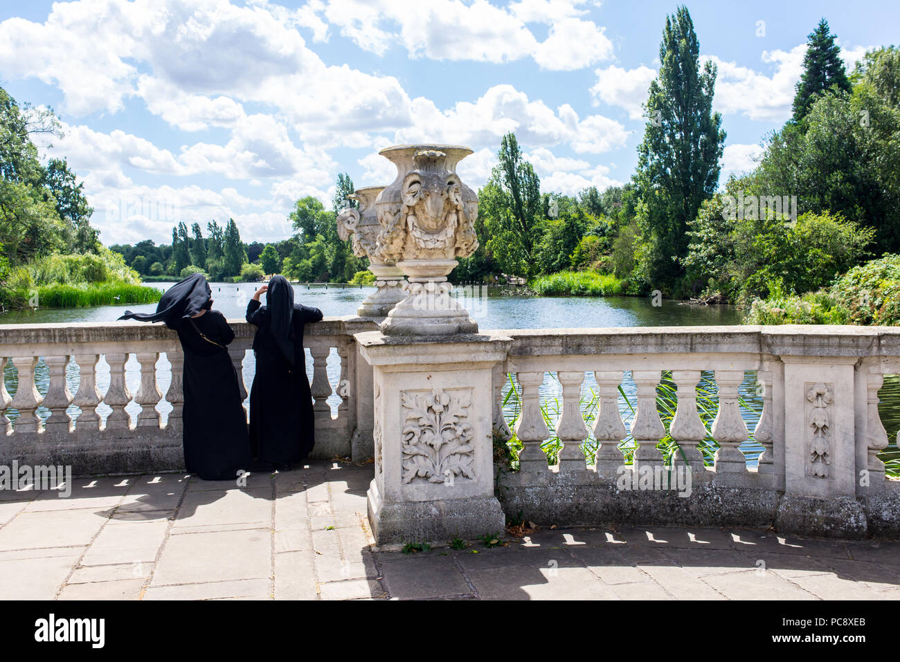 Die Kensington Gardens, die Italienischen Gärten mit Menschen genießen das warme Sommerwetter. Eine ornamentale Wasser Garten an der Nordseite des Hyde Park, in der Nähe von Stockfoto