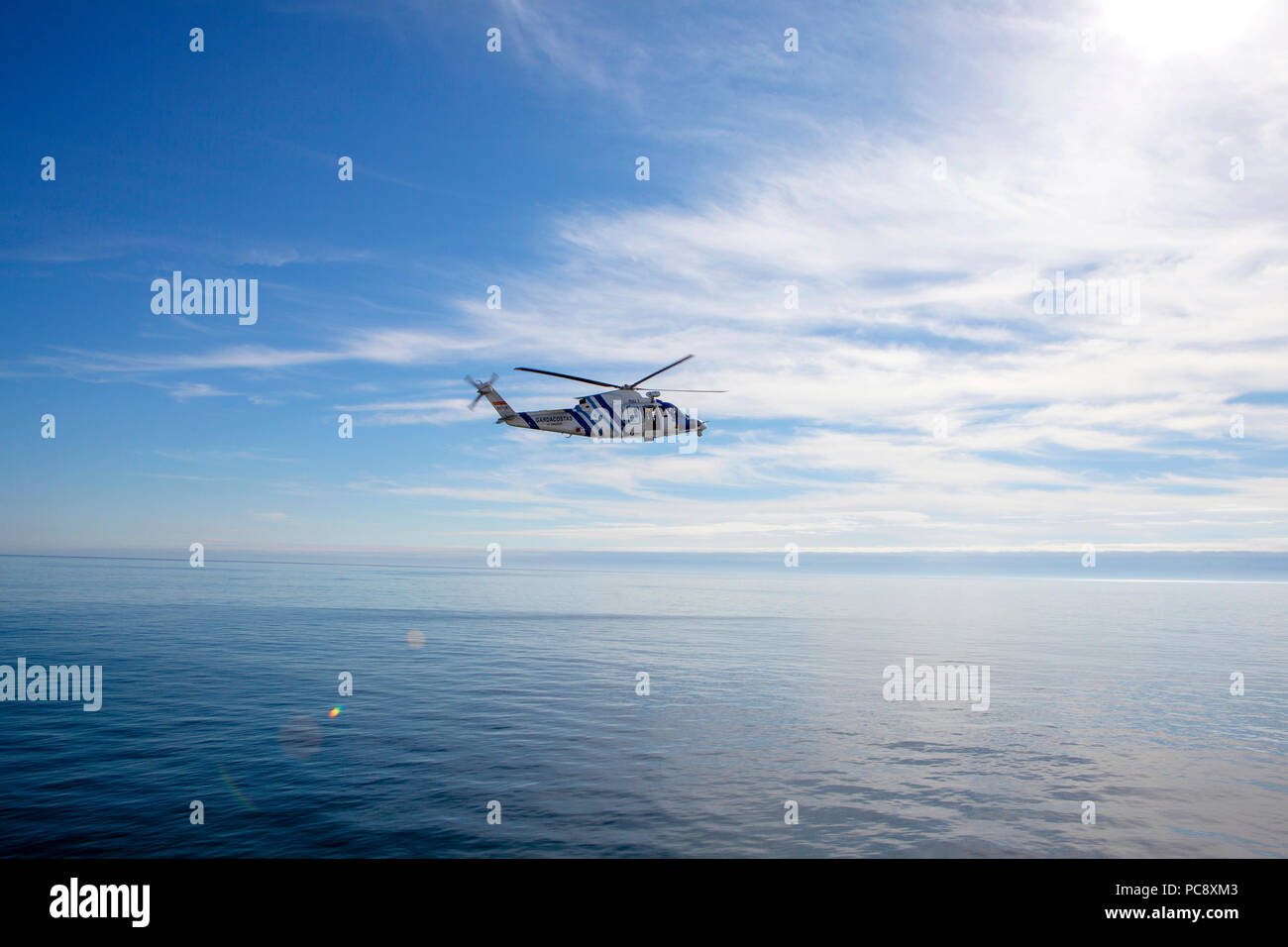 Gardacostas de Galicia Sikorsky S-76 C EG-JET Helikopter fliegen tief über dem Mittelmeer vor der Küste von Vigo, Spanien Stockfoto