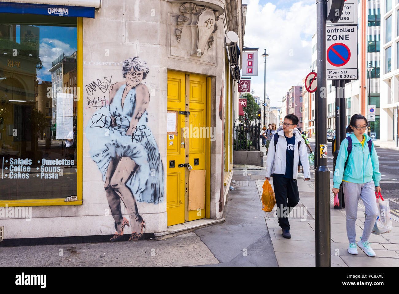 Street Art in Westminster, London - Neue Arbeiten von Loretto: satirische Graffiti Malen von Theresa kann als Marilyn Monroe Stockfoto