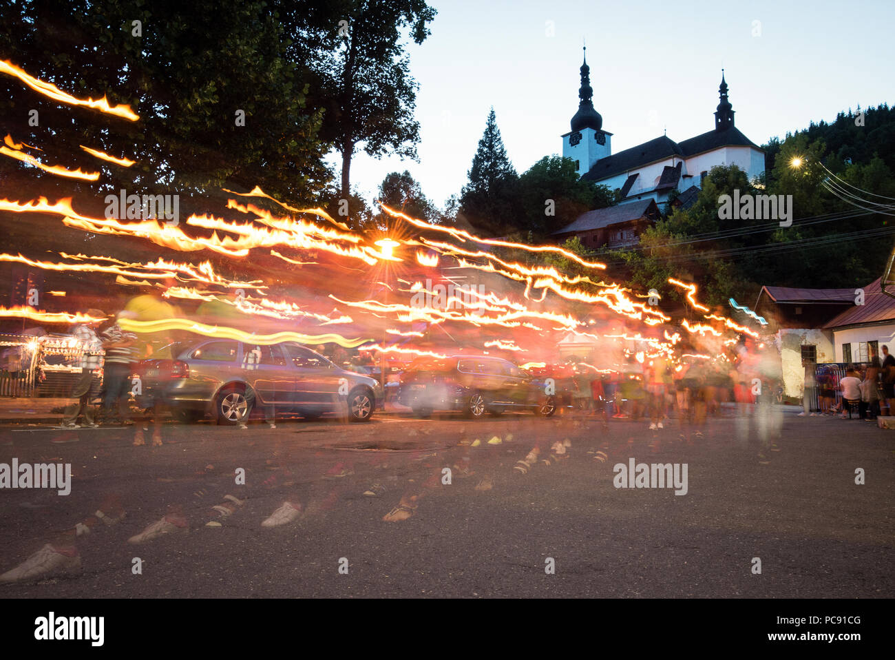 Spanien dolina, SLOWAKEI - Aug 6, 2017: Faklcug-Traditionellen Nacht März mit Fackeln, organisiert von herrengrund Bruderschaft Bergleute in Spanien Dolina. Stockfoto