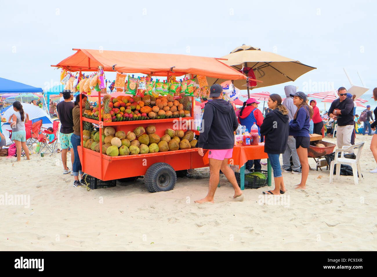 Kokos und Mango Anbieter am Strand in Rosarito, Baja California, Mexiko. Stockfoto