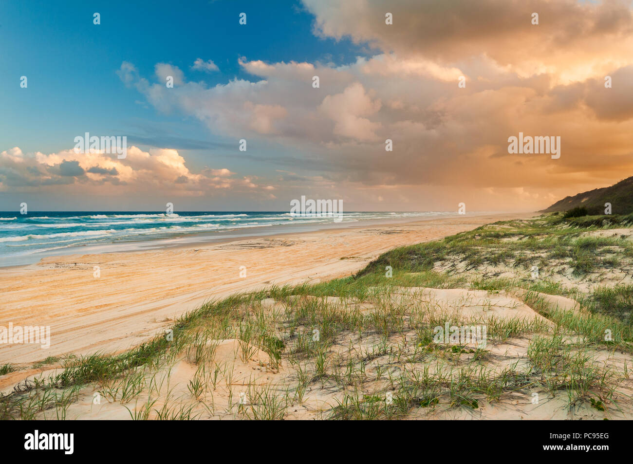 Berühmte 75 Mile Beach auf Fraser Island. Stockfoto