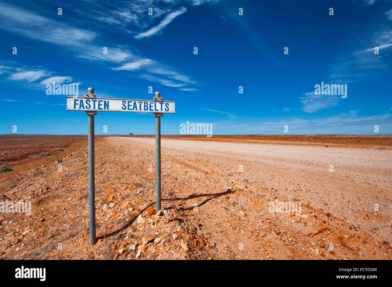 Raod Zeichen in der Wüste als Erinnerung die Gurte anzulegen. Stockfoto