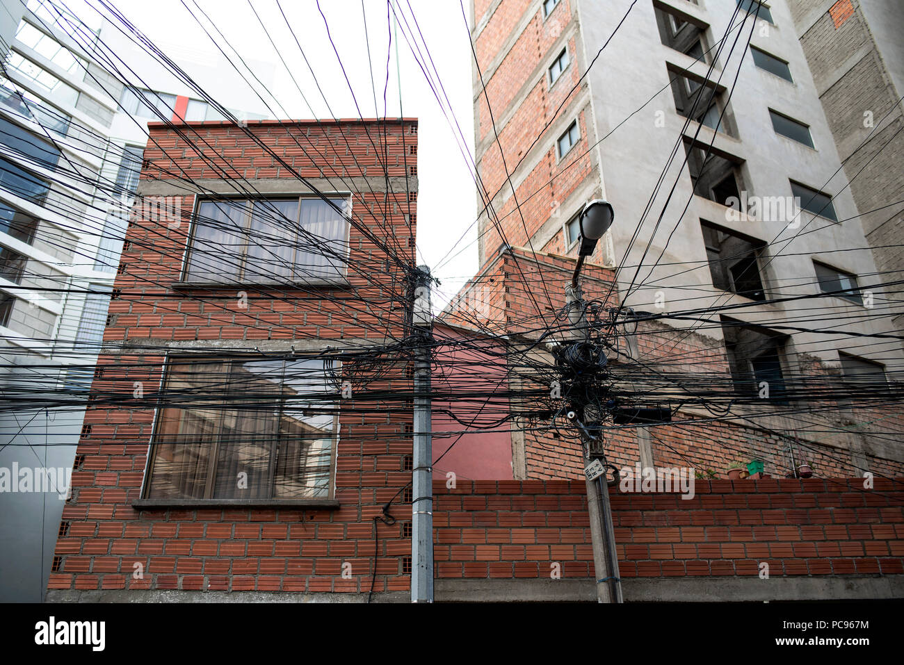 Elektrische Leitungen auf Post verheddert. Typische Straße in der Innenstadt von La Paz, der Hauptstadt Boliviens. Jun 2018 Stockfoto
