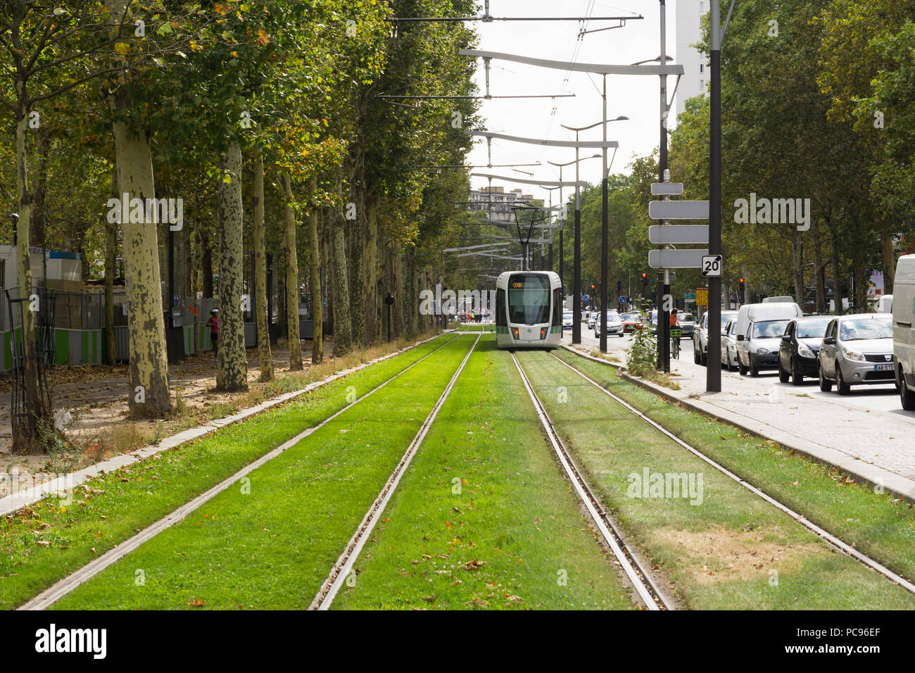 Paris Tram-Gras Straßenbahnschienen im 13. arrondissement von Paris, Frankreich, Europa abgedeckt. Stockfoto