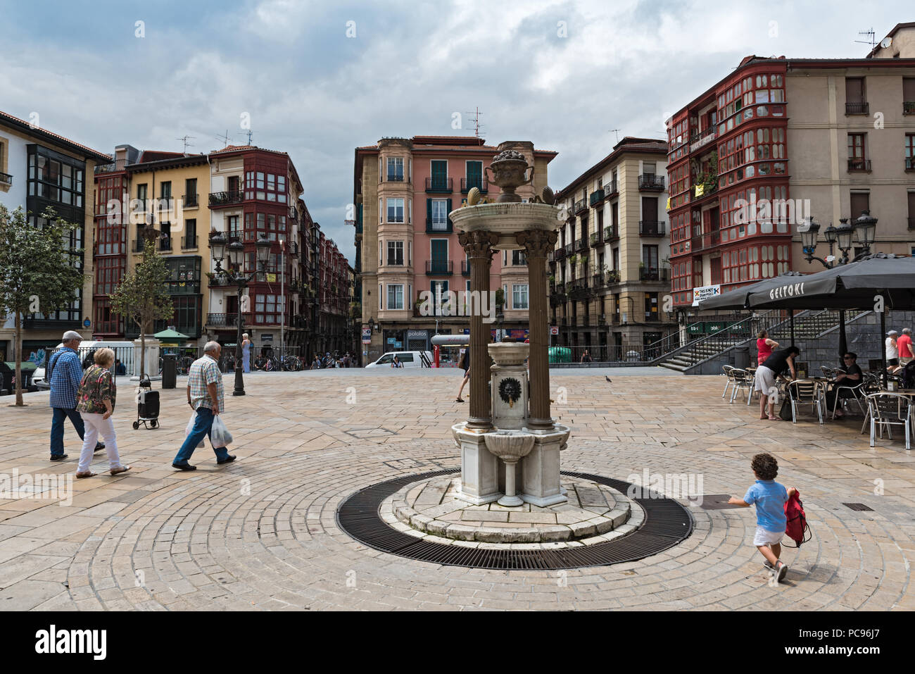 Brunnen und Wasserspender auf dem Miguel Unamuno, Bilbao, Spanien Stockfoto