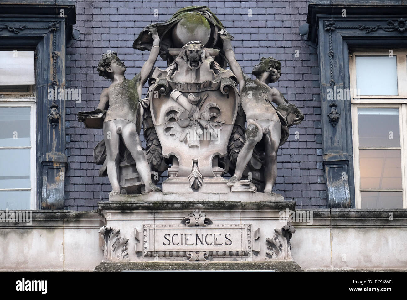 Wappenschild als Vertreter der Wissenschaften, auf der Rückseite des Hotel de Ville, Rathaus in Paris, Frankreich Stockfoto