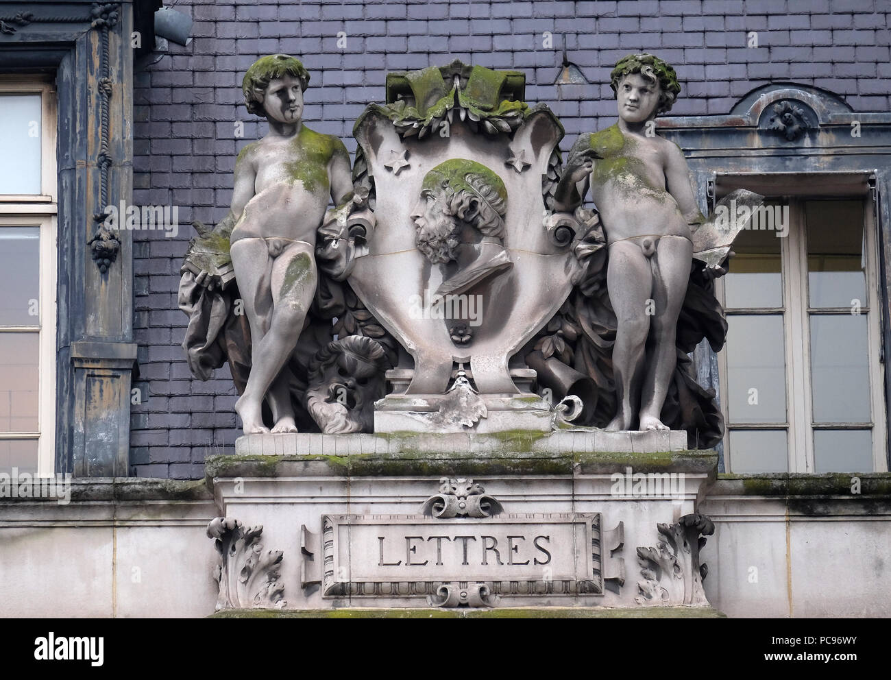 Rosette, die die Literatur, auf der Rückseite des Hotel de Ville, Rathaus in Paris, Frankreich Stockfoto