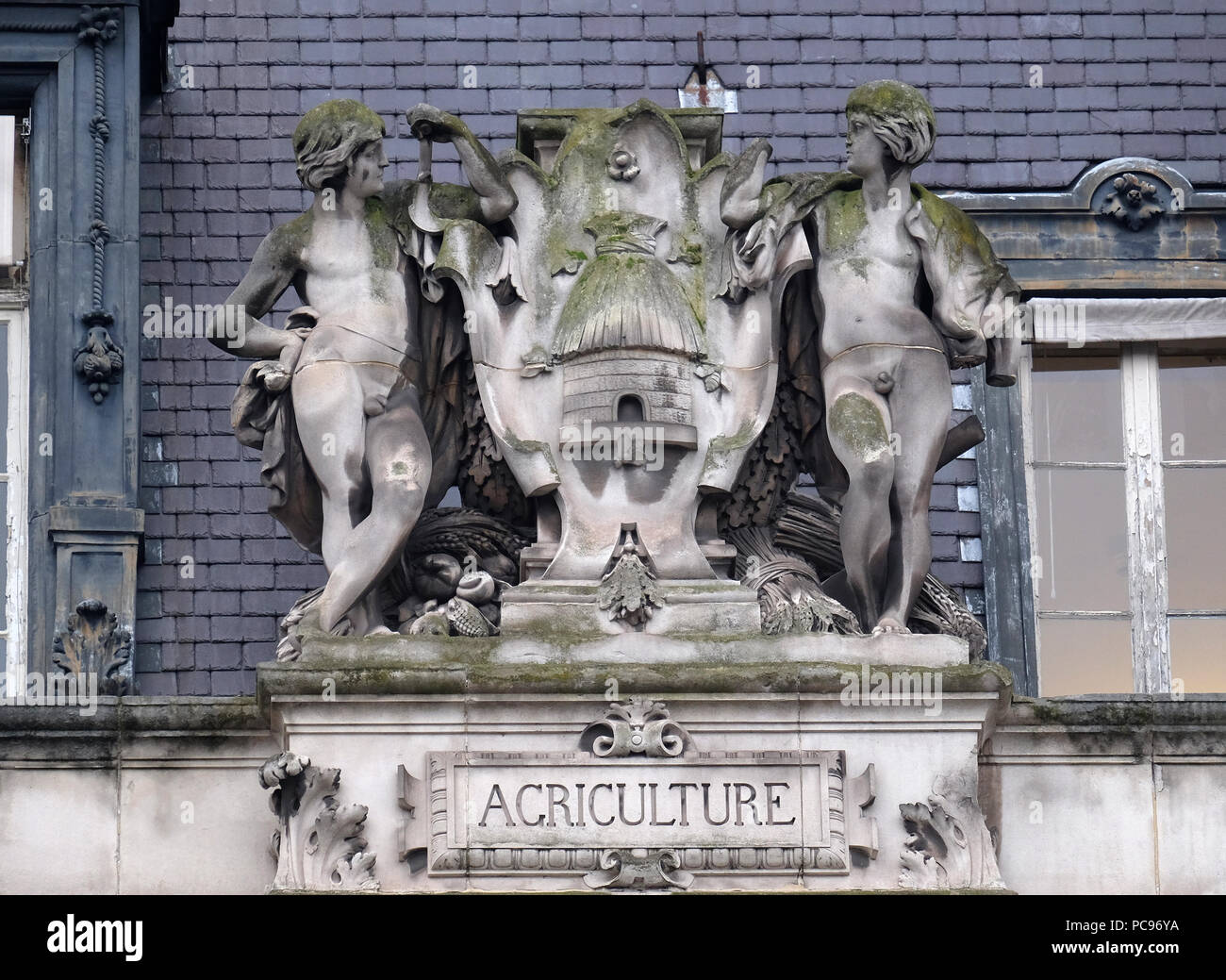 Wappenschild als Vertreter der Landwirtschaft, auf der Rückseite des Hotel de Ville, Rathaus in Paris, Frankreich Stockfoto