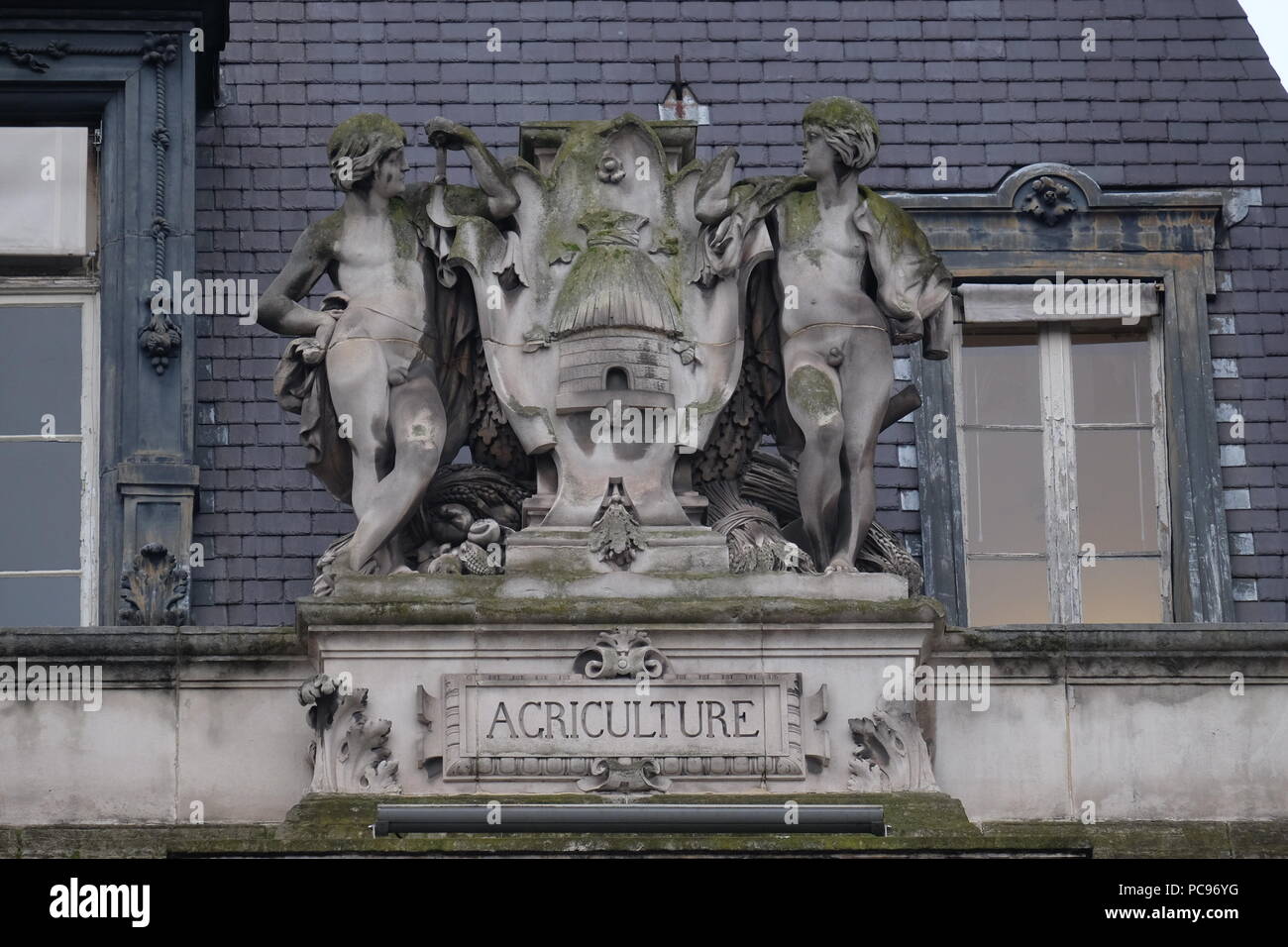 Wappenschild als Vertreter der Landwirtschaft, auf der Rückseite des Hotel de Ville, Rathaus in Paris, Frankreich Stockfoto