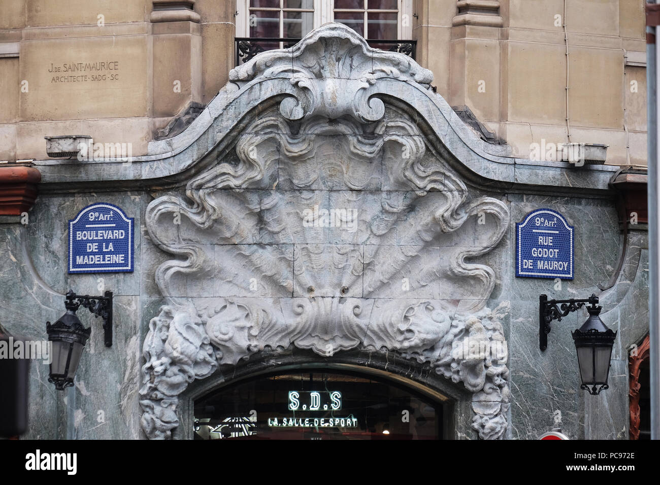 Detail der Fassade eines Gebäudes im Art Nouveau Stil auf dem Boulevard Madeleine in Paris Stockfoto
