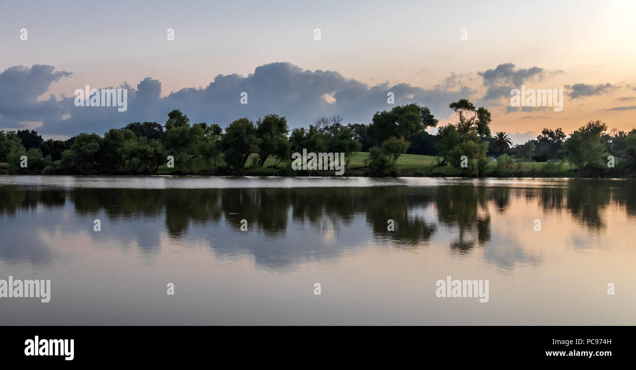 Die erstaunlich ruhigen Morgen mal auf dem See, Yarkon Park, Tel Aviv Stockfoto