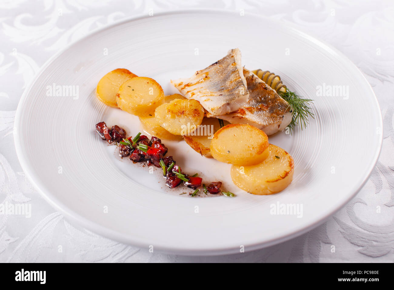 Gebratener Kabeljau, Dorsch mit gebackenen Kartoffeln und Gemüse mit ...