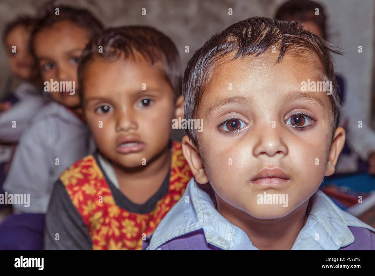 Portrait von Indischen ländlichen Pre school Mädchen im Klassenzimmer an der Dorfschule. Stockfoto