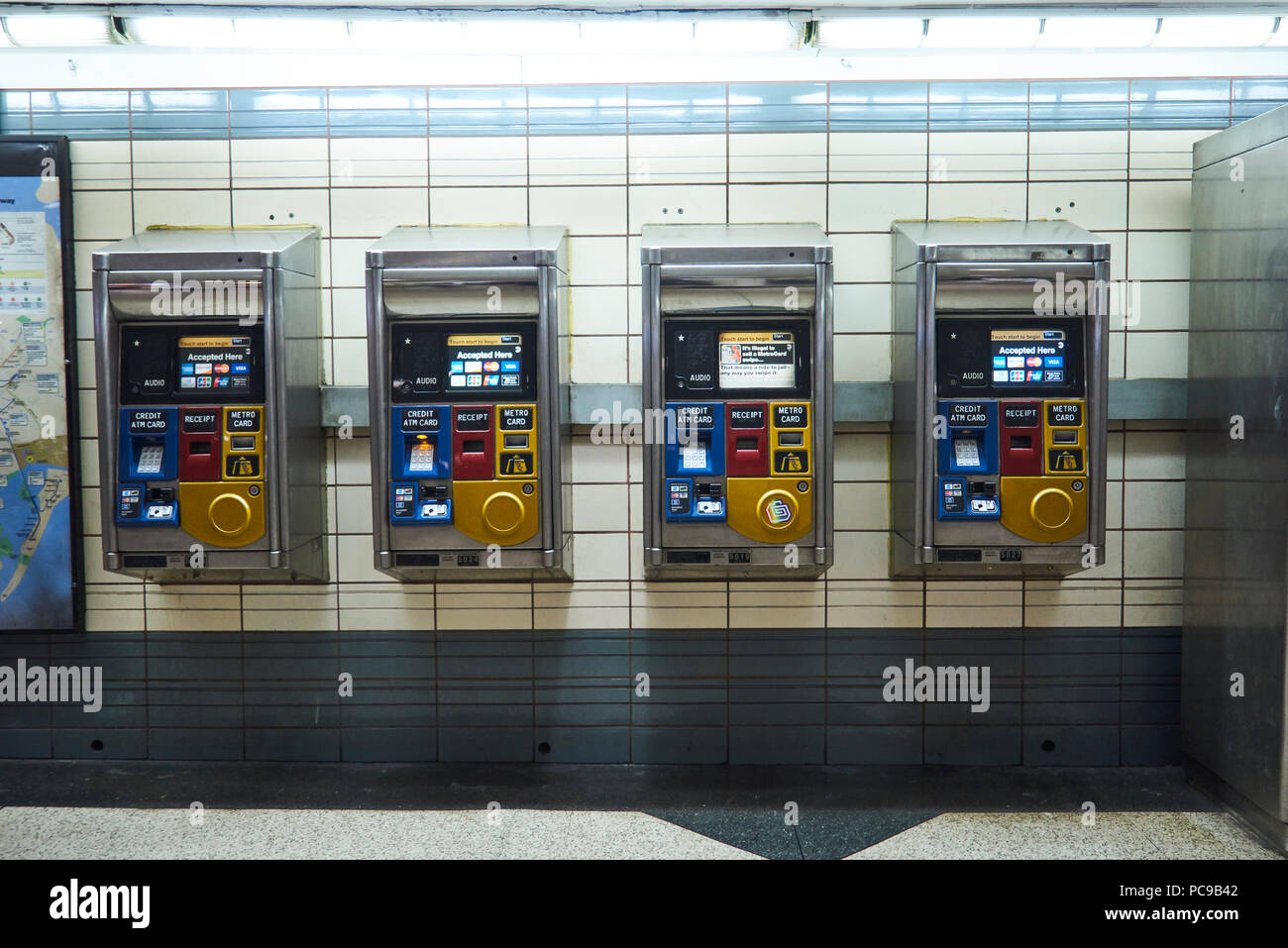 Metrocard Verkauf von Maschinen an der 34th Straße und U-Bahn Station Stockfoto