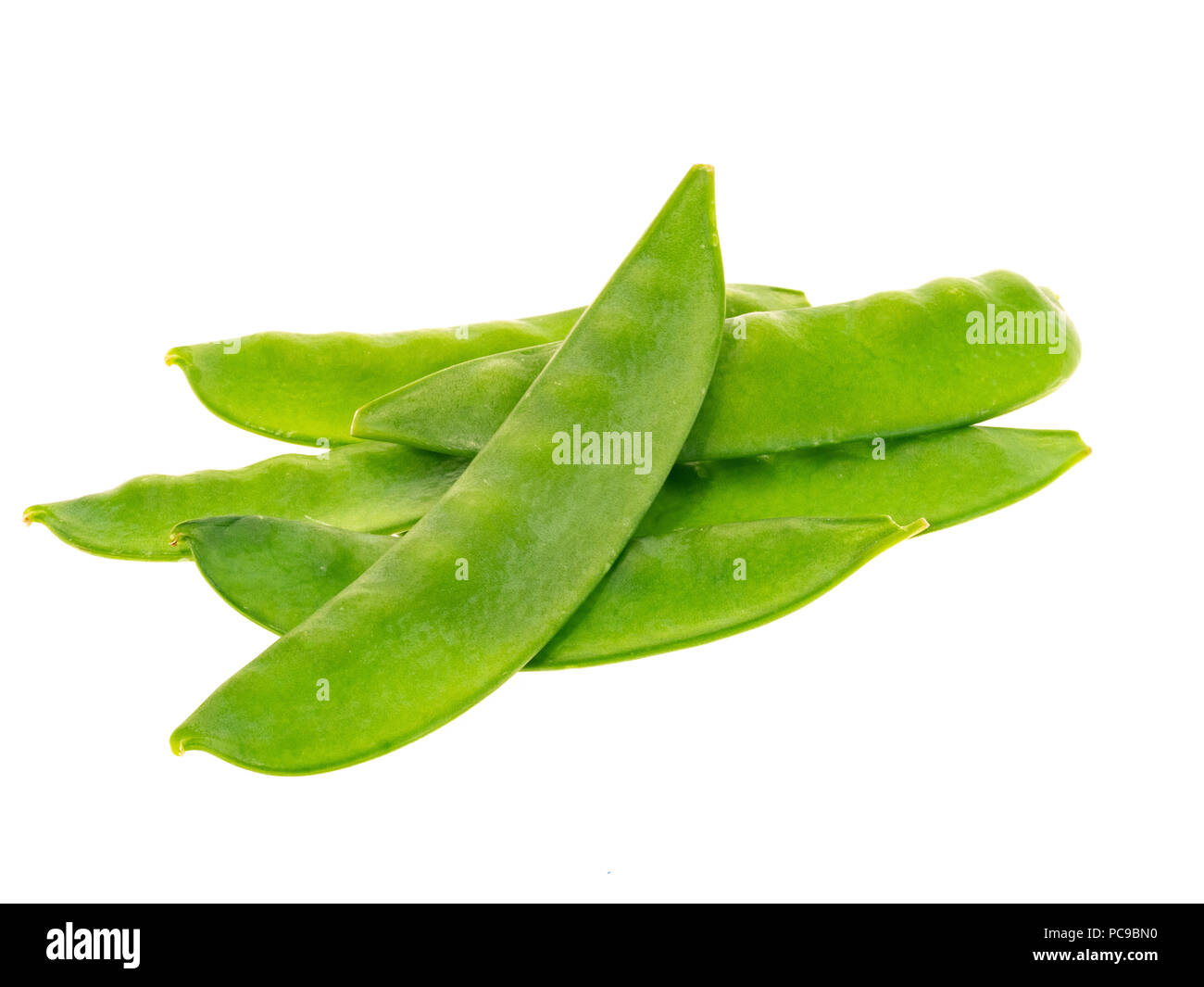 Mangetout oder Schnee Erbsen auf einem weißen Hintergrund isoliert Stockfoto