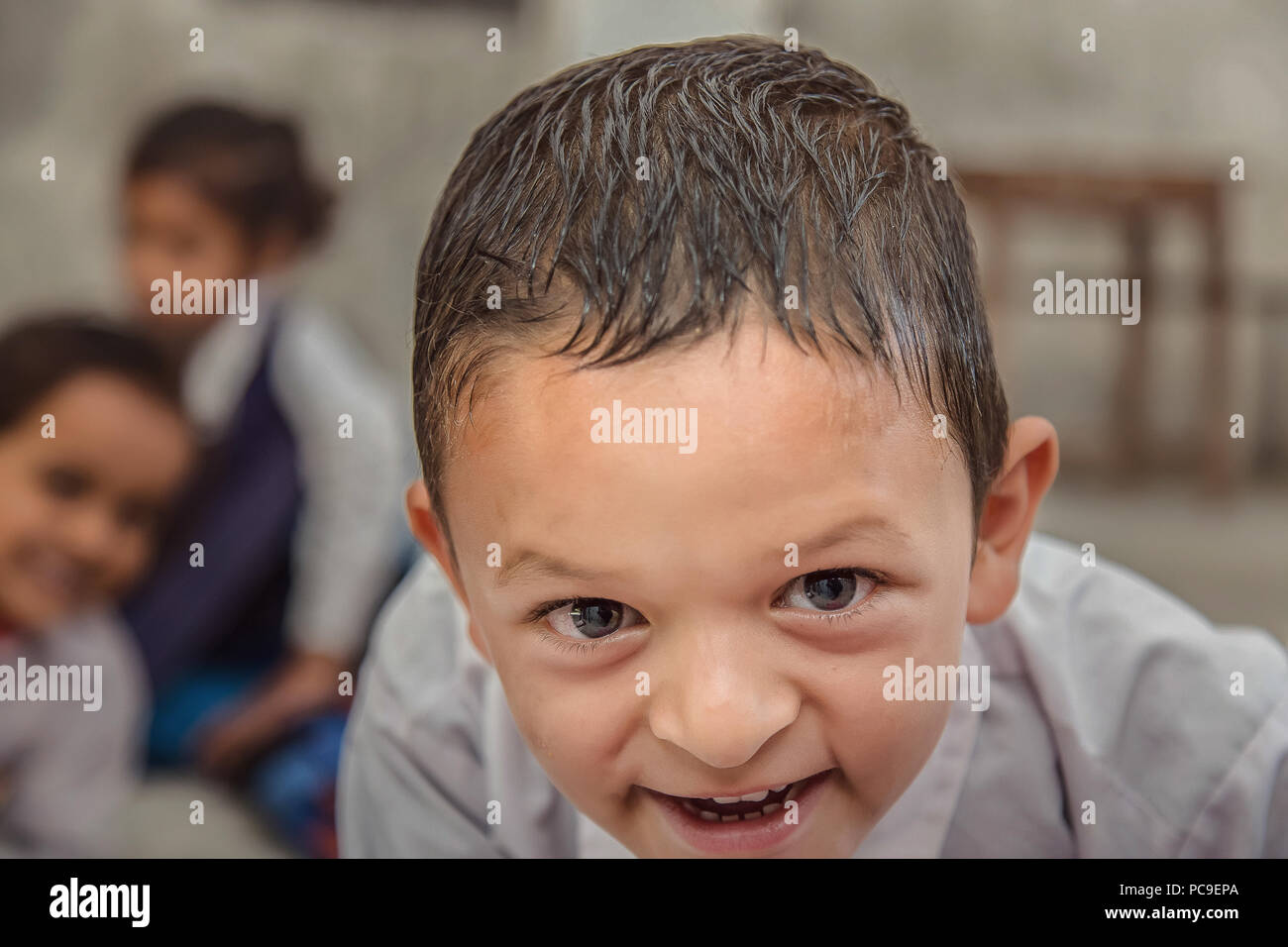 Lächelnd Indisch/Asiatische Village School Boy Portrait Stockfoto