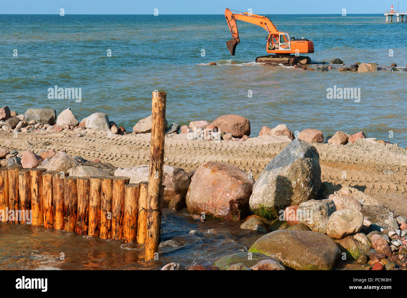 Baumaschinen auf dem Ufer, den Bau von Wellenbrechern, Küstenschutz Maßnahmen Stockfoto