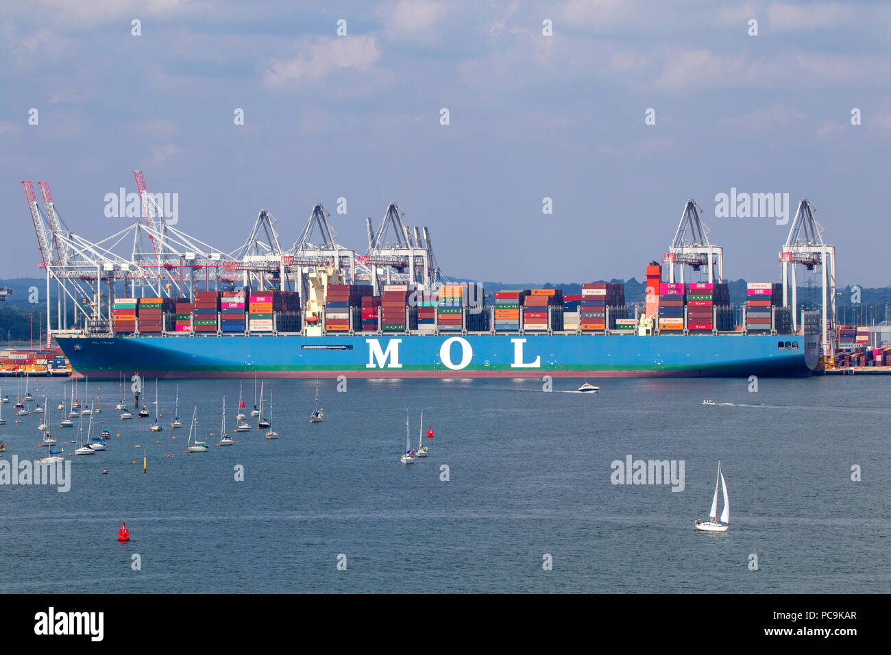 MOL Vertrauen Container Schiff angedockt an den Southampton Docks, England Großbritannien Stockfoto