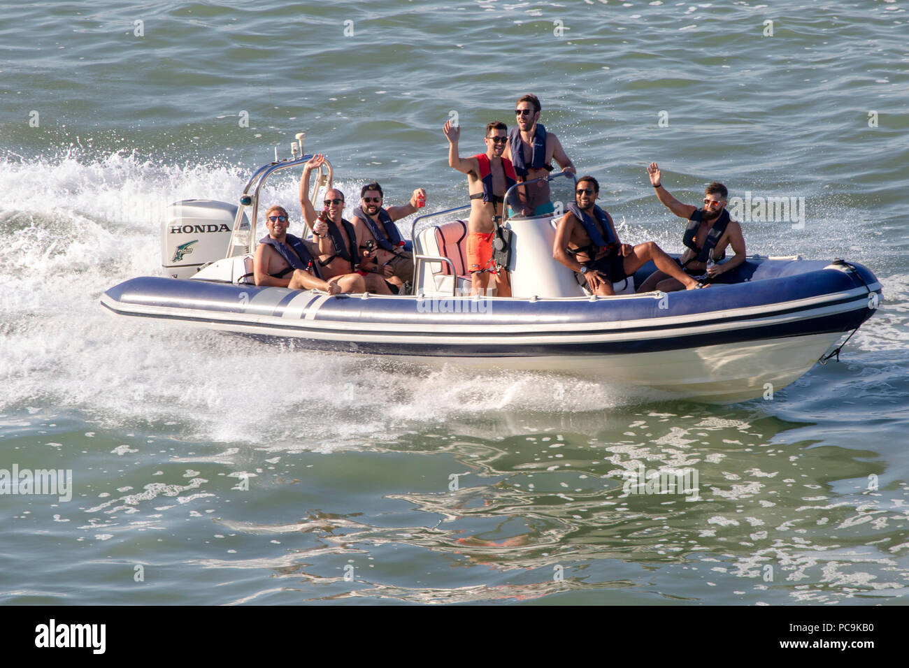 Gruppe junger Männer reiten ein Schlauchboot rib Schlauchboot Boot auf dem Solent in Southampton Stockfoto