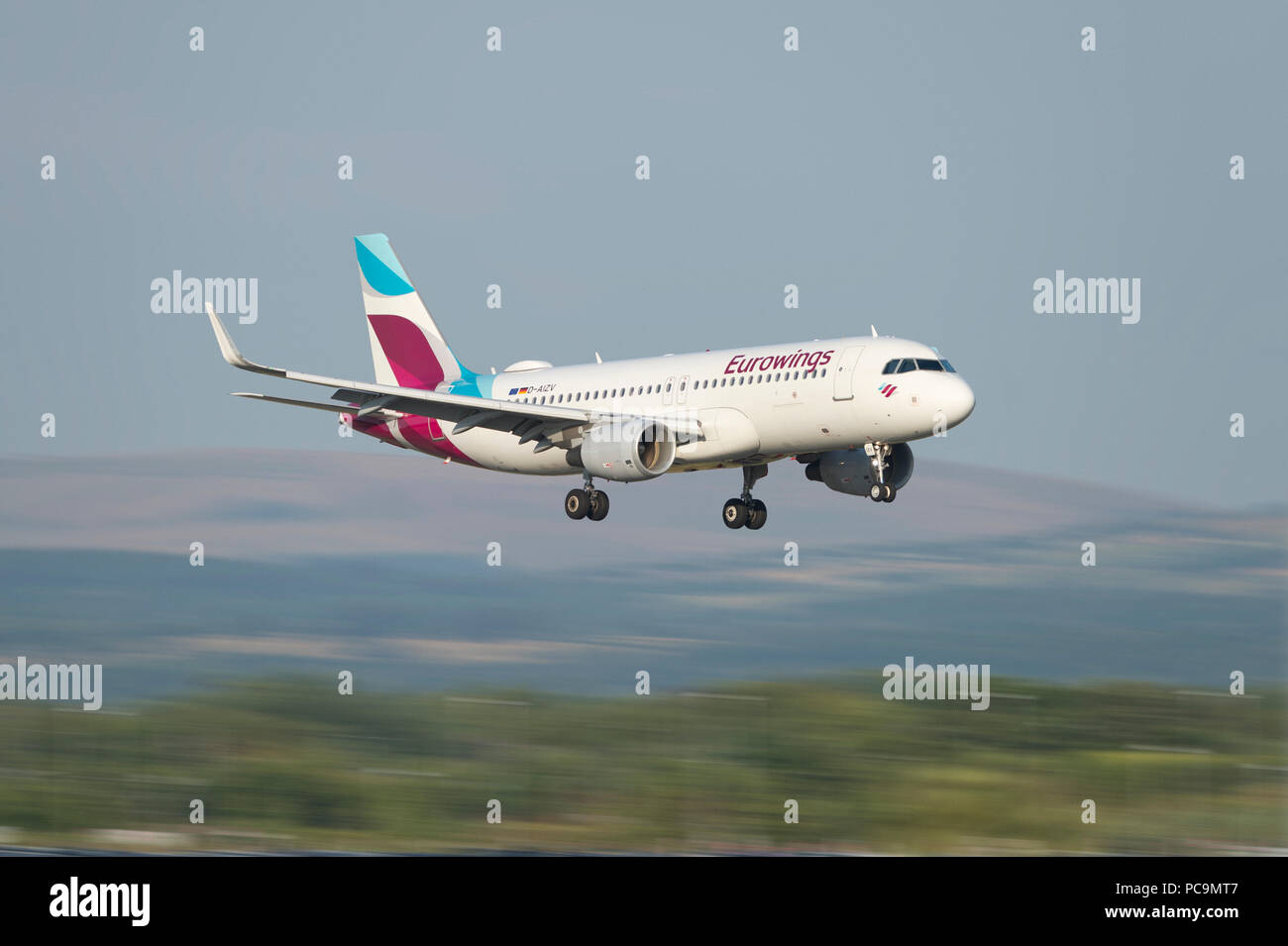 Eine Eurowings Airbus A 320-214 kommt in am Flughafen Manchester, UK zu landen. Stockfoto
