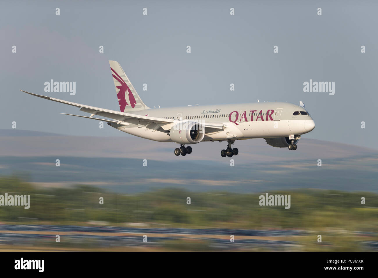 Ein Qatar Airways Boeing 787-8 kommt in am Flughafen Manchester, UK zu landen. Stockfoto